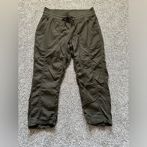 The North Face Women’s Lightweight Hiking Capri/Shorts Size Medium